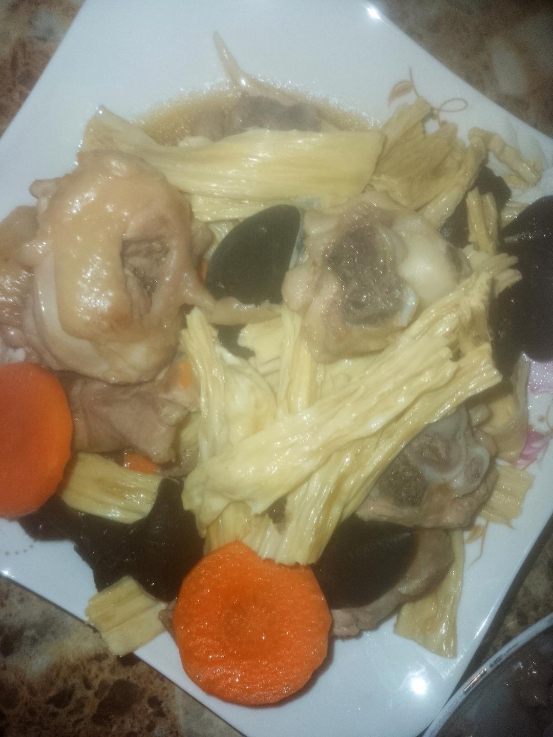 鸡片木耳烧腐竹