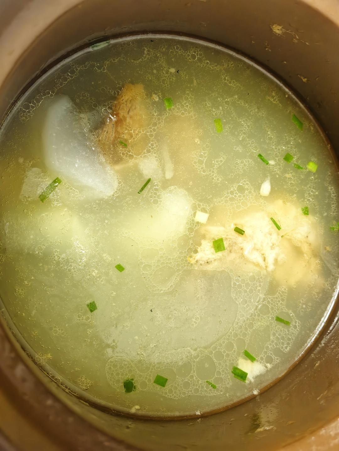 炖大骨头汤（汤色奶白）