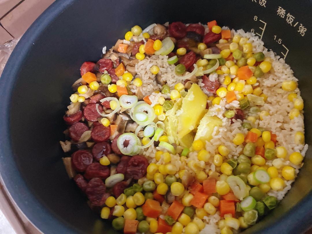 腊肠焖饭 香拽了～的做法