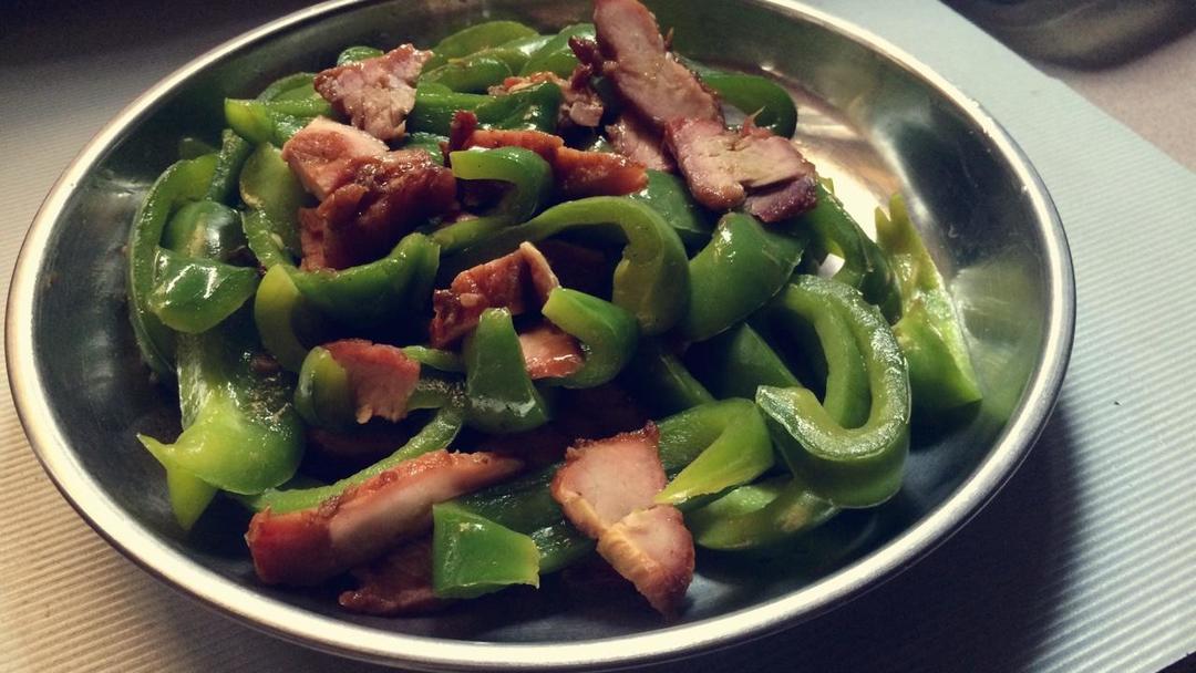 灯笼椒炒叉烧的做法