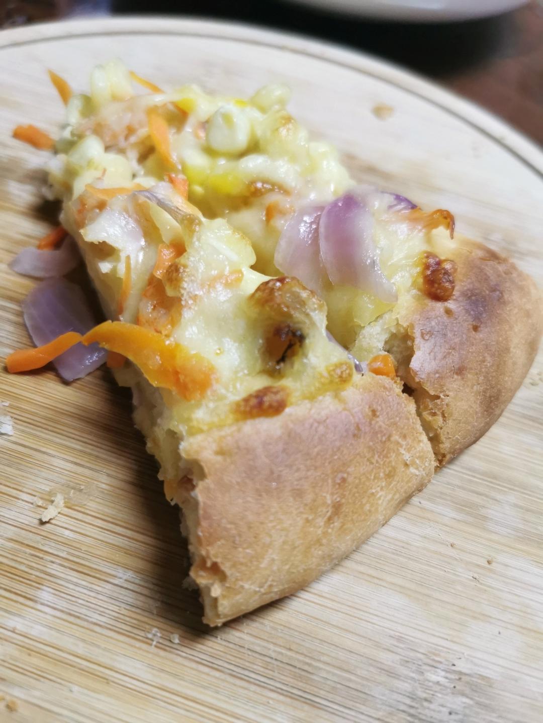 自制披萨饼皮~~比买的好吃百倍的披萨饼皮，外酥内软奶香味儿浓郁，直接吃都超级美味