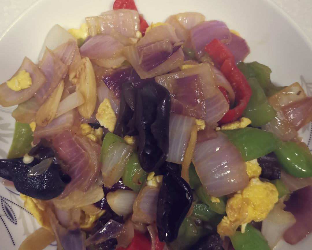 比肉都好吃的养生菜——洋葱木耳炒鸡蛋的做法