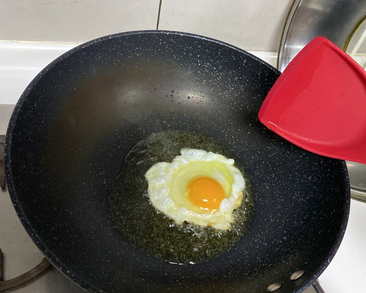 茄汁荷包蛋的做法 步骤1