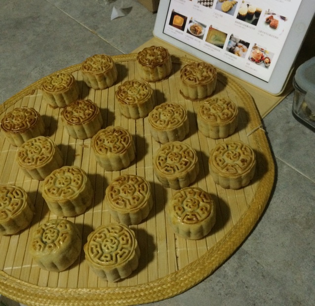 广式月饼—蛋黄莲蓉月饼