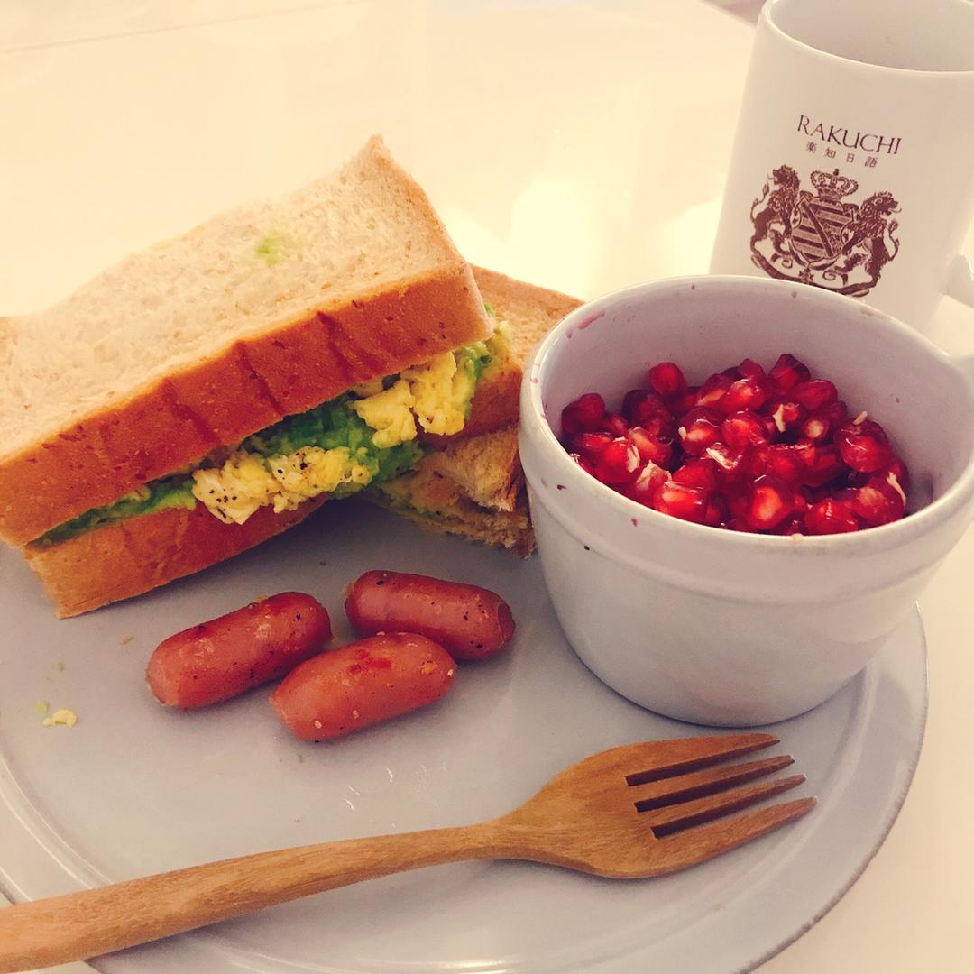 3分钟鸡蛋牛油果三明治早餐