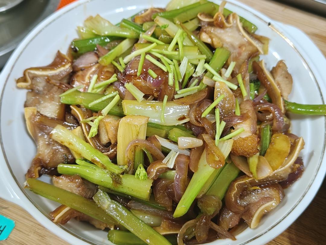 快手菜 ｜ 芹菜炒卤猪耳朵