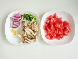 番茄炖蘑菇鸡肉｜汤汁浓郁鲜美！简单又好吃的做法 步骤3