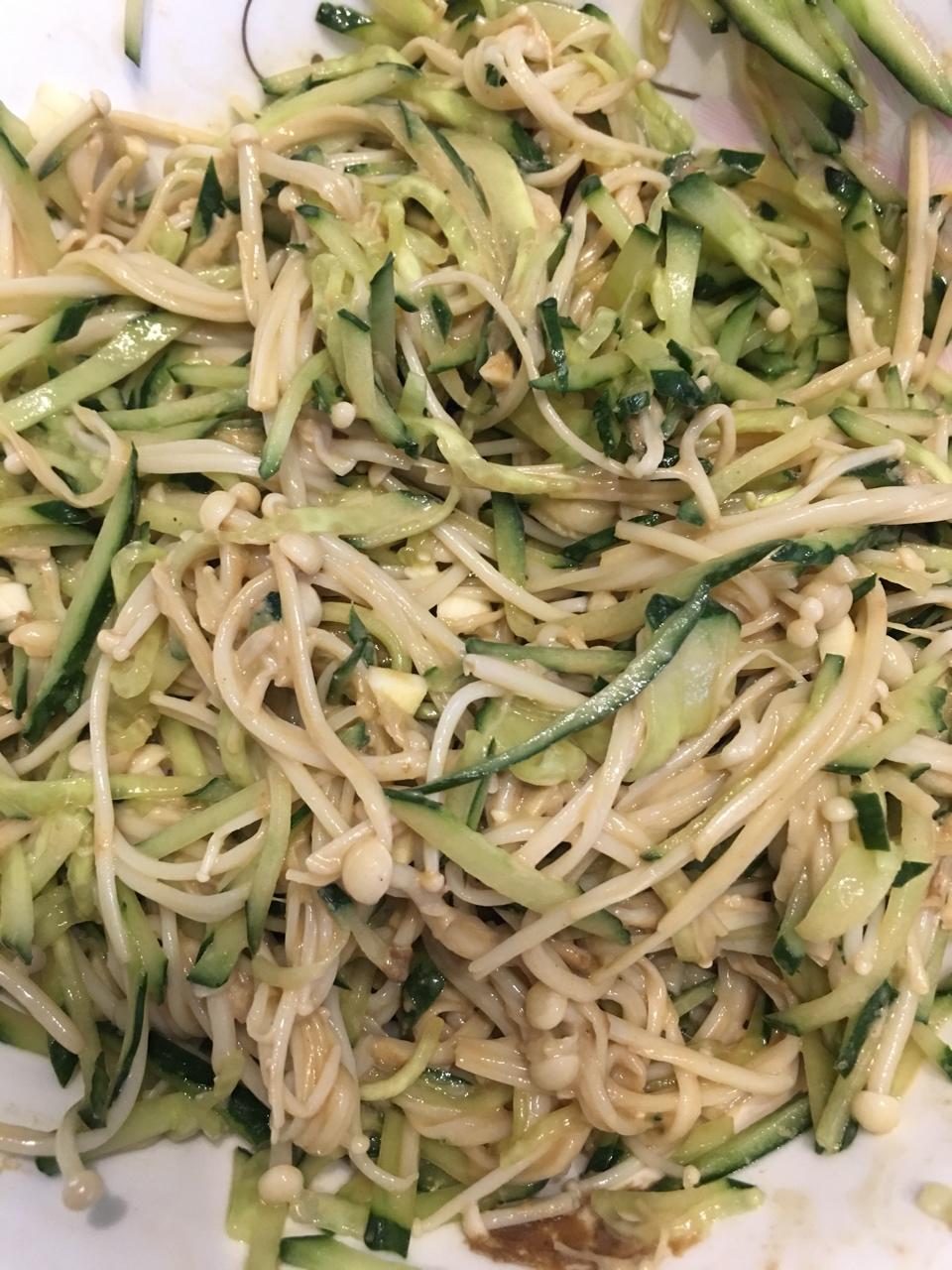 金针菇拌黄瓜