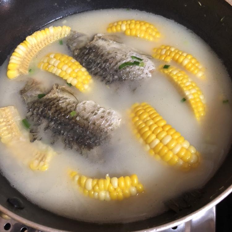 玉米鲫鱼汤