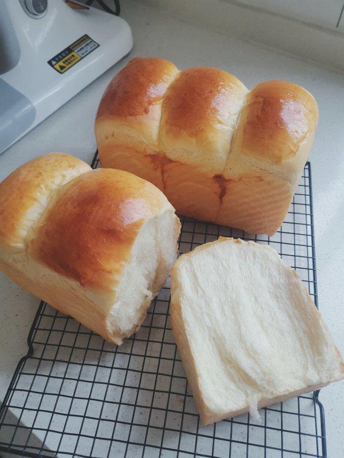 浓香淡奶油吐司强烈推荐！爱长个儿的软胖子，看它在烤箱里疯长心理极度舒适