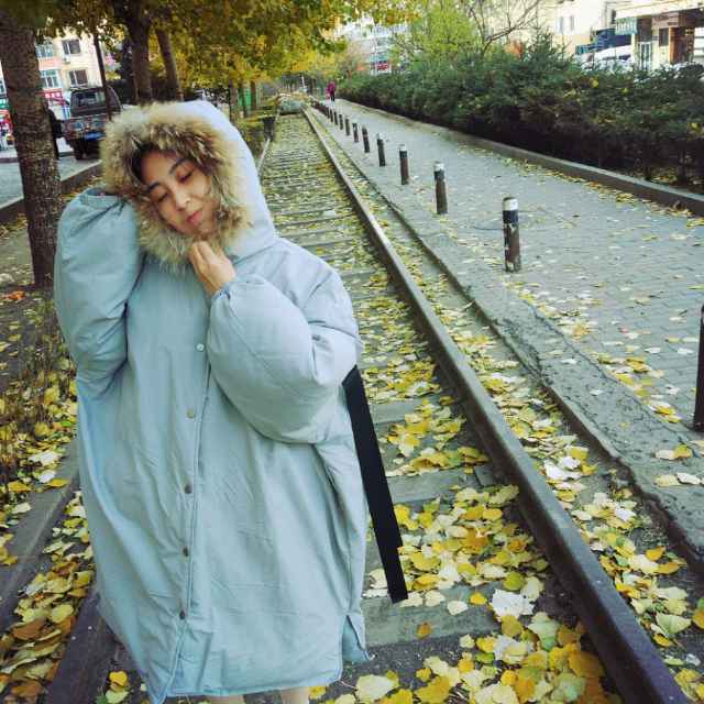 一个有猫抱的人