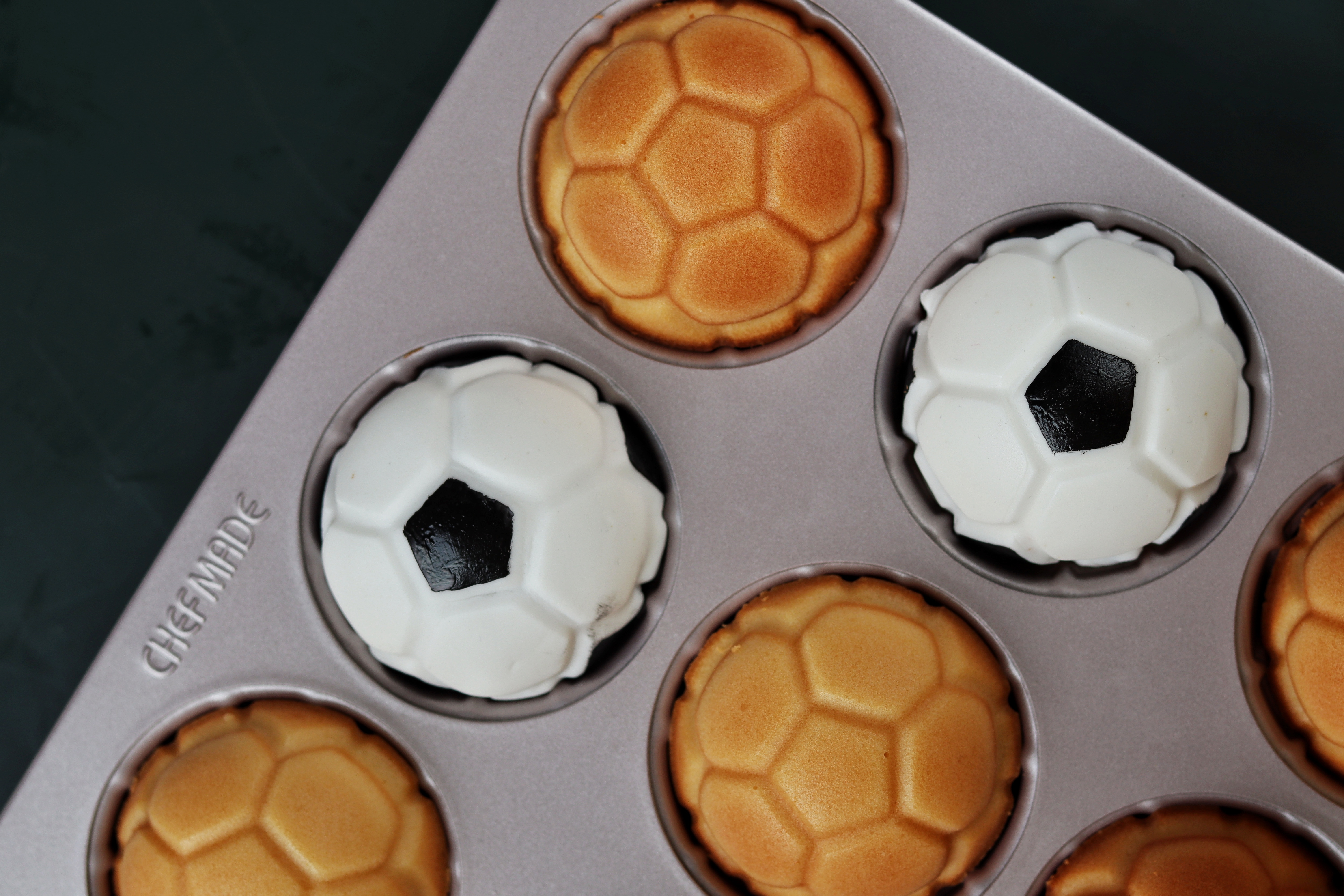 足球翻糖小蛋糕的做法