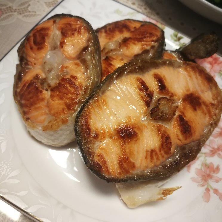 脆皮嫩肉——极致煎三文鱼