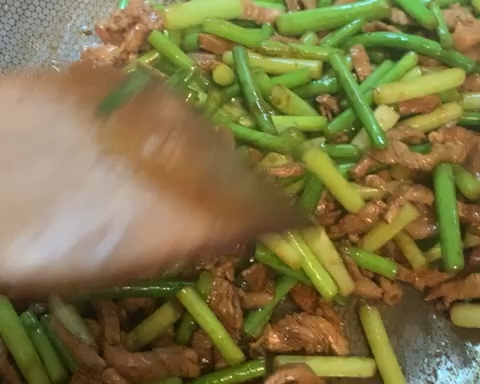 家常菜蒜苗炒肉的做法 步骤4