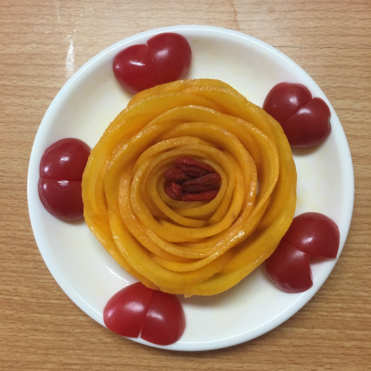 600006做的在10秒内把小西红柿切成心形