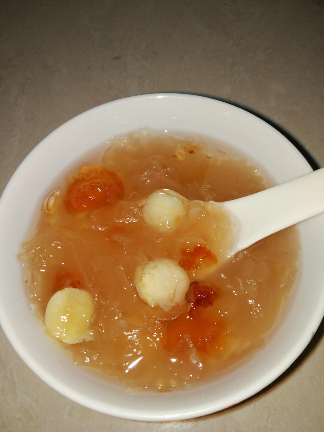 桃胶银耳莲子汤