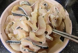 一鱼两味：葛菜生鱼汤和姜葱炒生鱼片的做法 步骤7