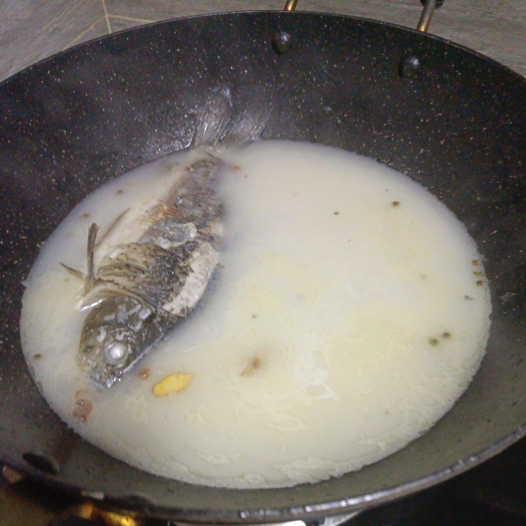 奶白鲫鱼豆腐汤|一条鱼最后的温柔