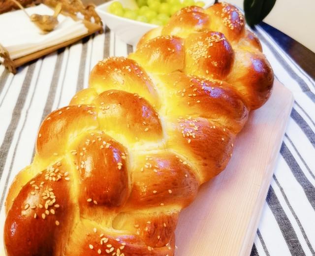 巨大的辫子犹太哈拉面包(challah)