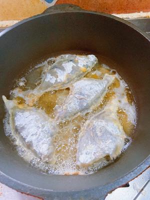 香煎鲳鱼的做法 步骤5