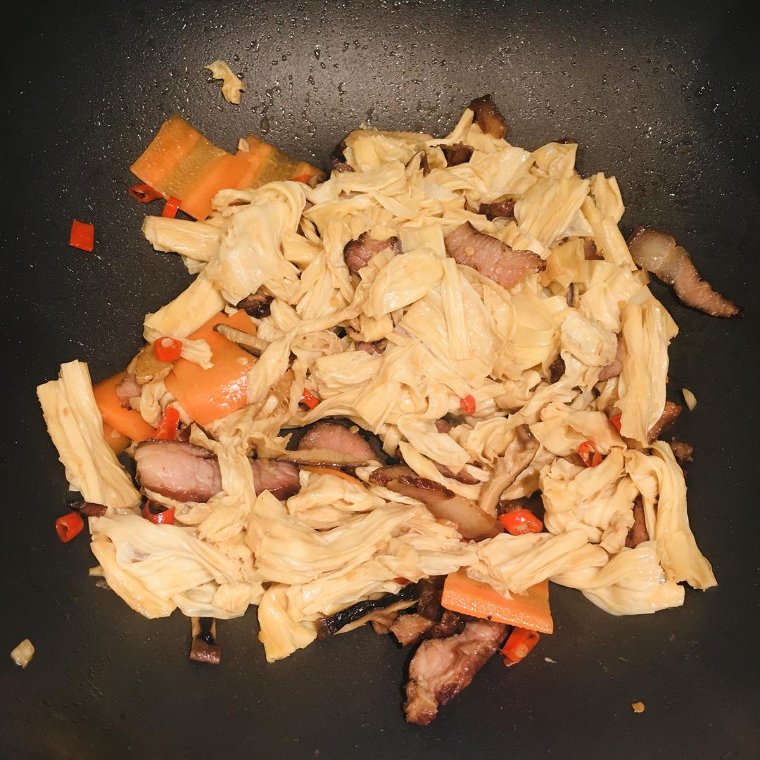 香辣腐竹腊肉的做法