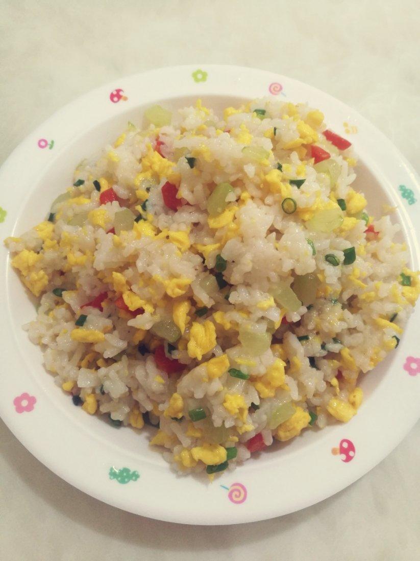 胡萝卜黄瓜鸡蛋炒饭