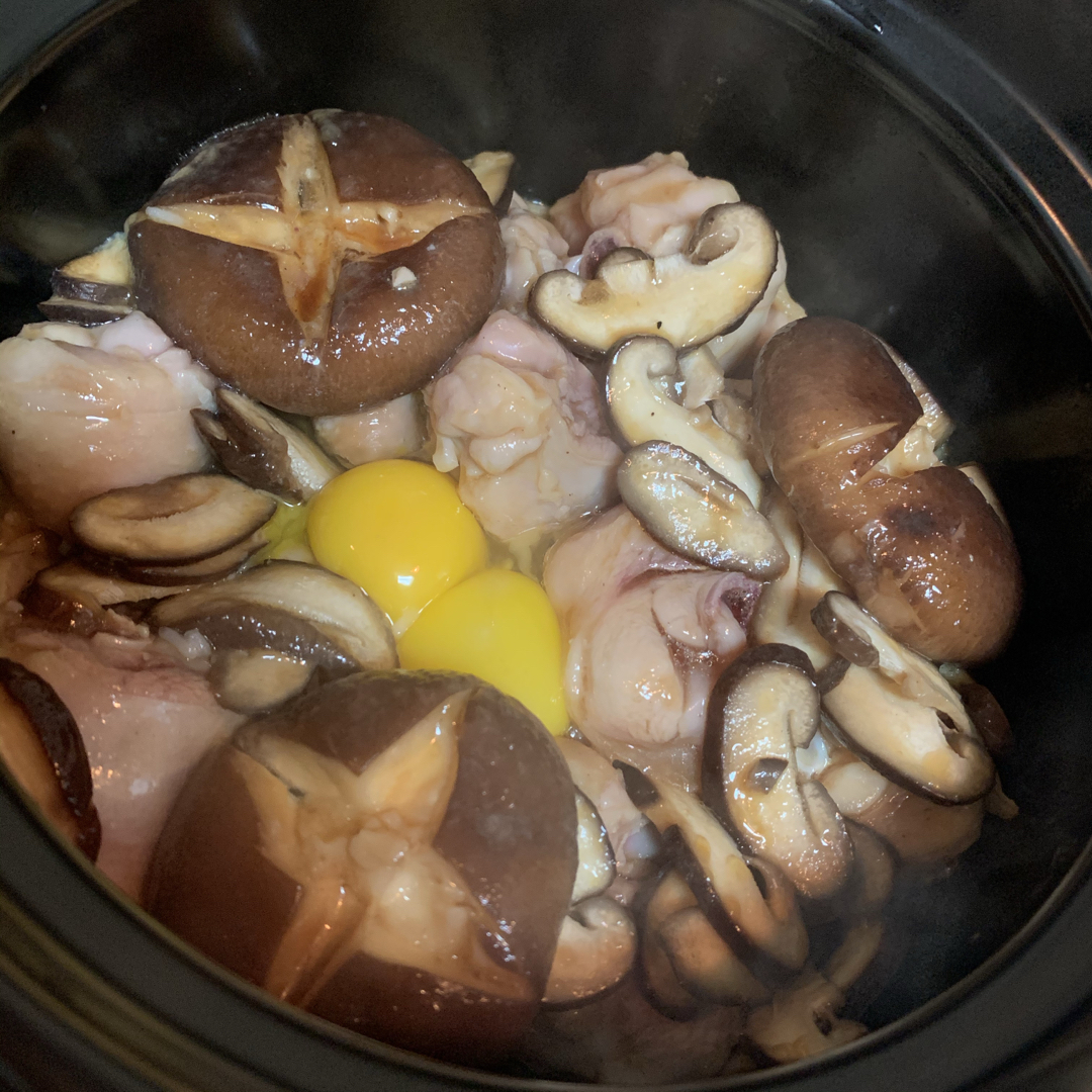 冬菇滑鸡煲仔饭，控制锅巴的生成，煲仔饭酱油的配制