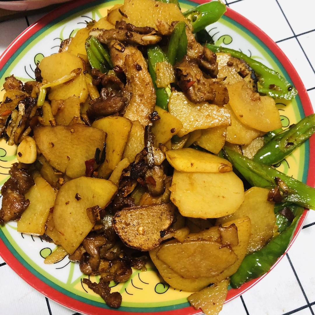 五花肉干煸土豆片