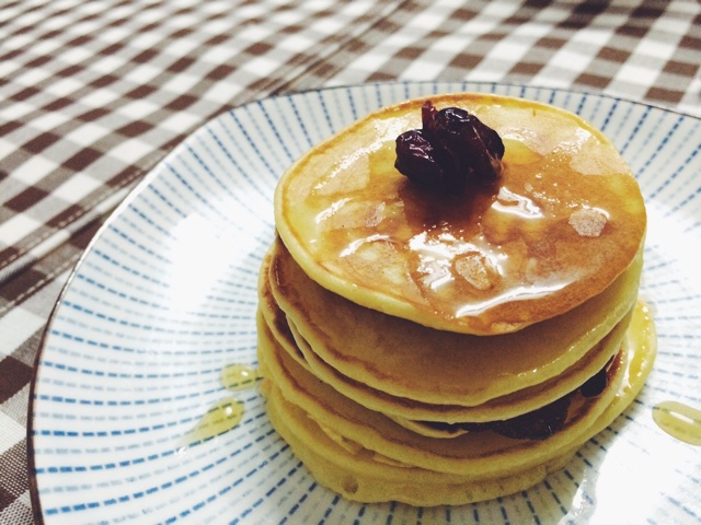 【酸奶松饼yogurt pancake】，搭上黑莓果酱和枫糖的美味。