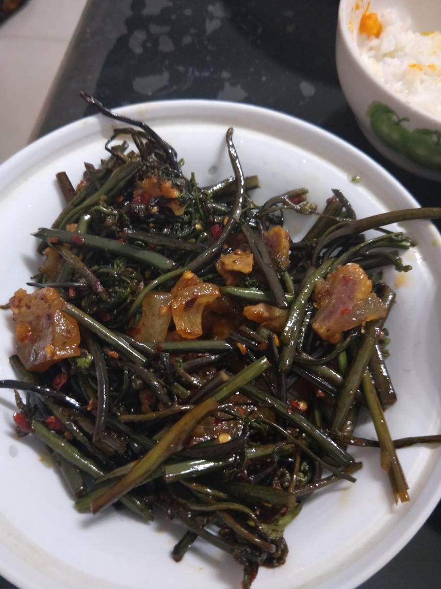 蕨菜炒腊肉的做法步骤图 蕨菜炒腊肉怎么做好吃 Yi筱雨 1 下厨房