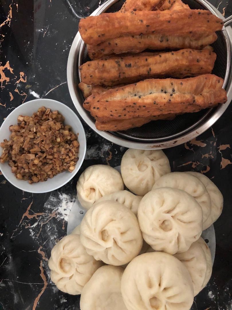 松软的素馅包子