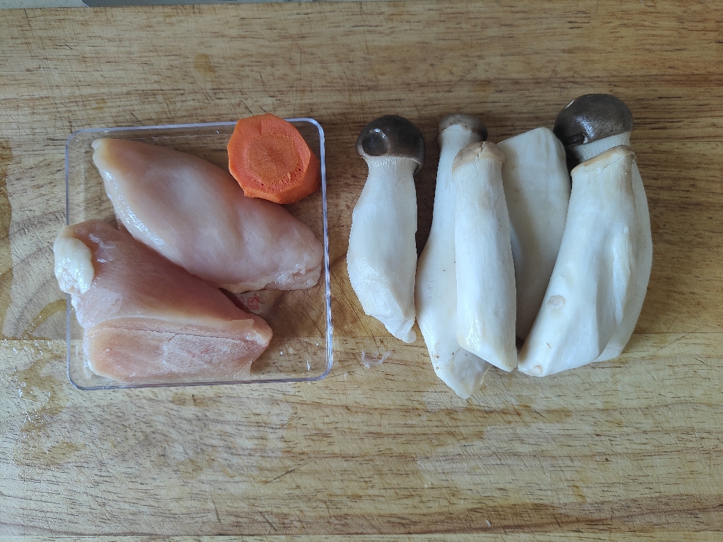 🔥减脂餐｜杏鲍菇黑椒鸡胸肉的做法 步骤1