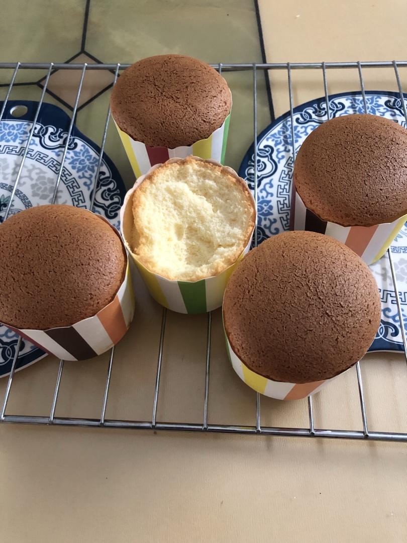 酸奶戚风纸杯蛋糕～～非常好的配方，里面一点也不粘