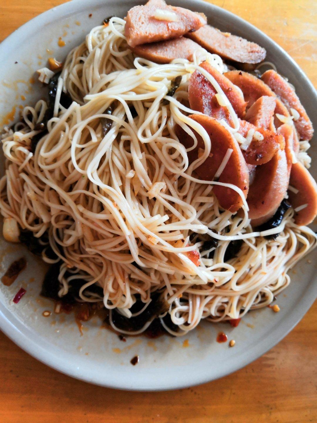 超简单的酸辣凉拌面