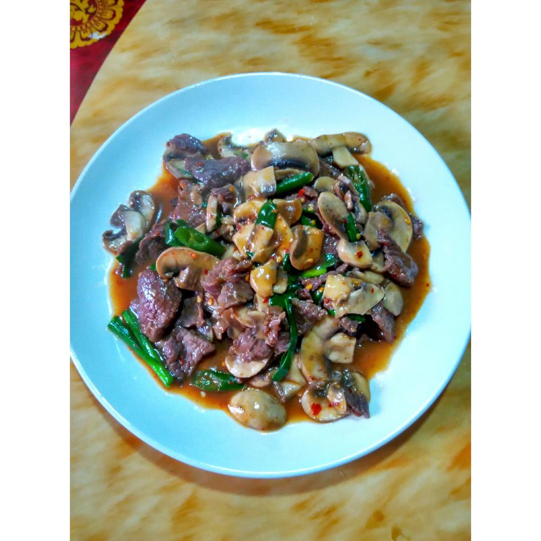 口蘑炒牛肉