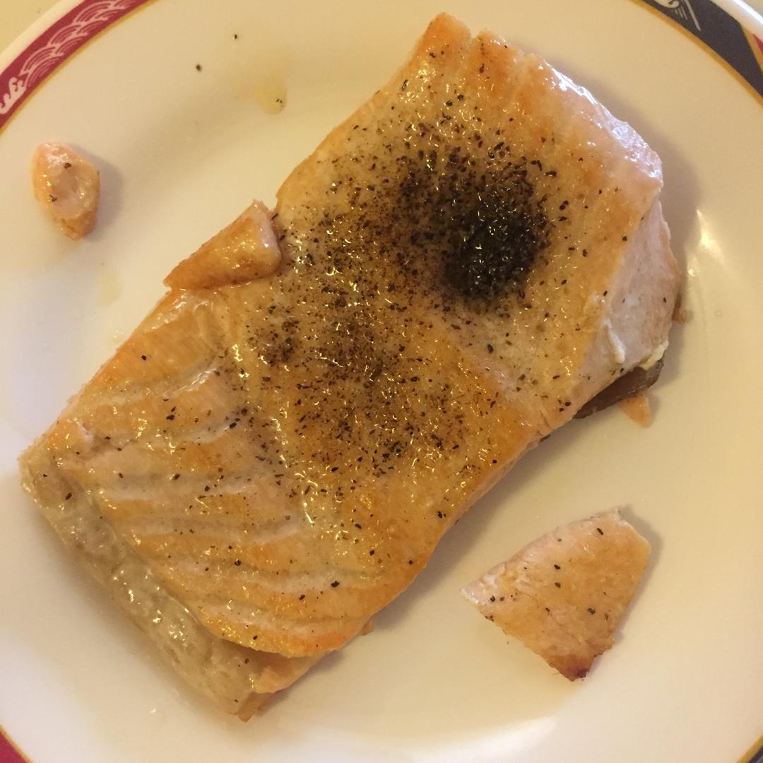 脆皮嫩肉——极致煎三文鱼