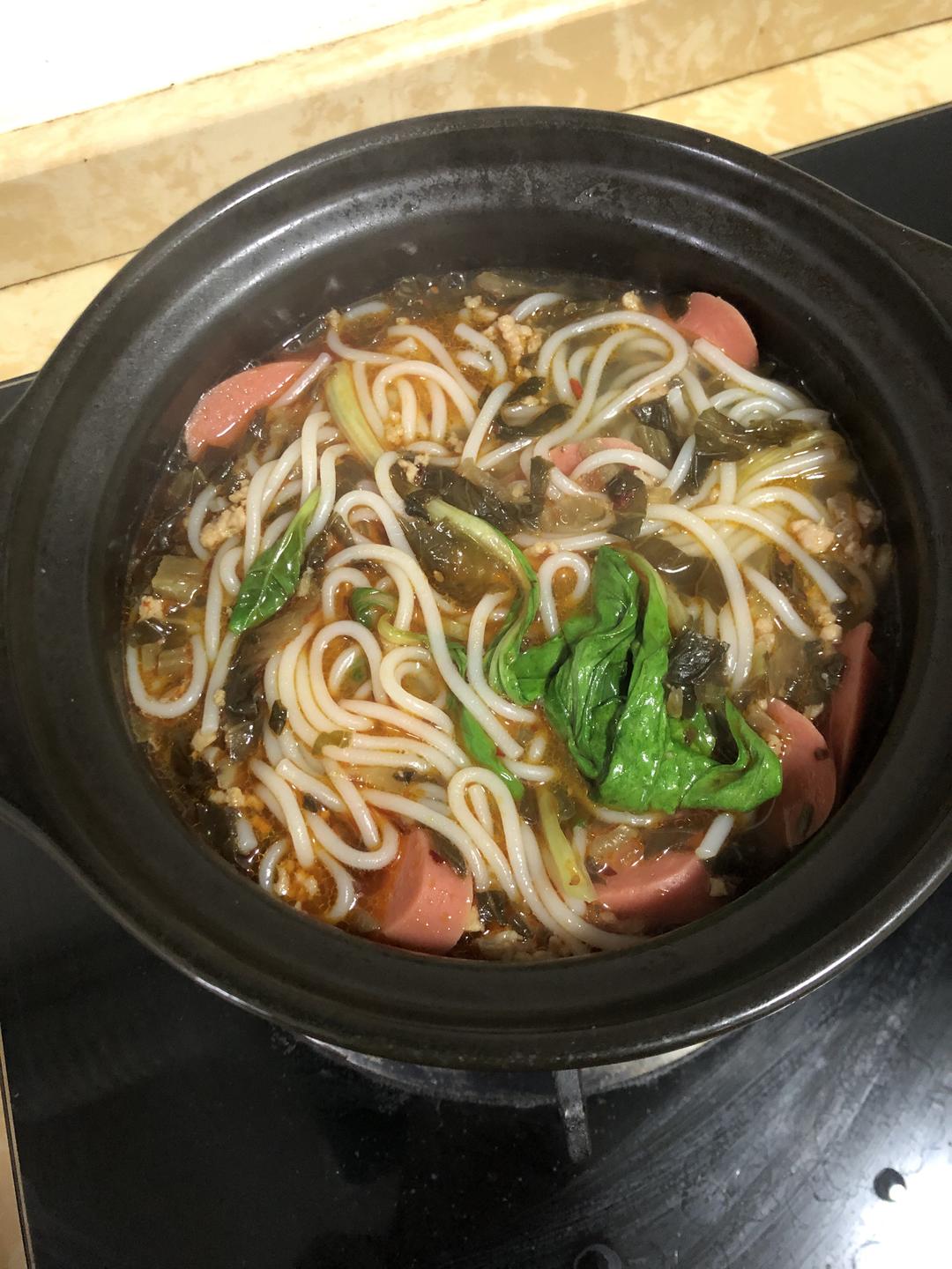 佛系…用料酸菜米线的做法先准备好所有食材砂锅加入适量食用