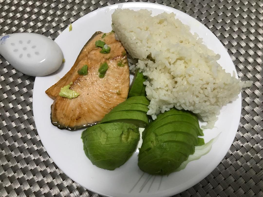 三文鱼牛油果拌饭
