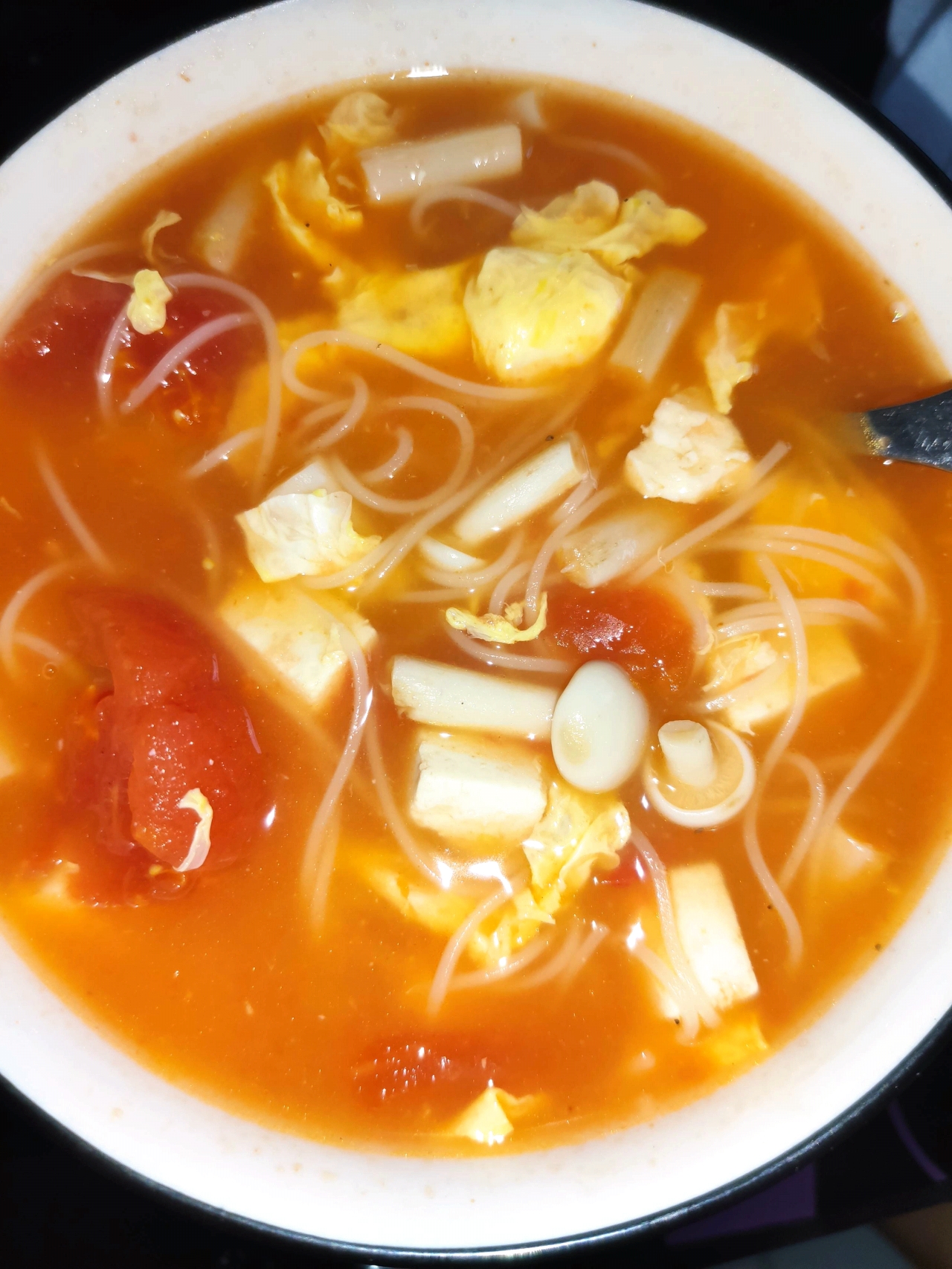 味鲜汤浓的番茄菌菇豆腐汤