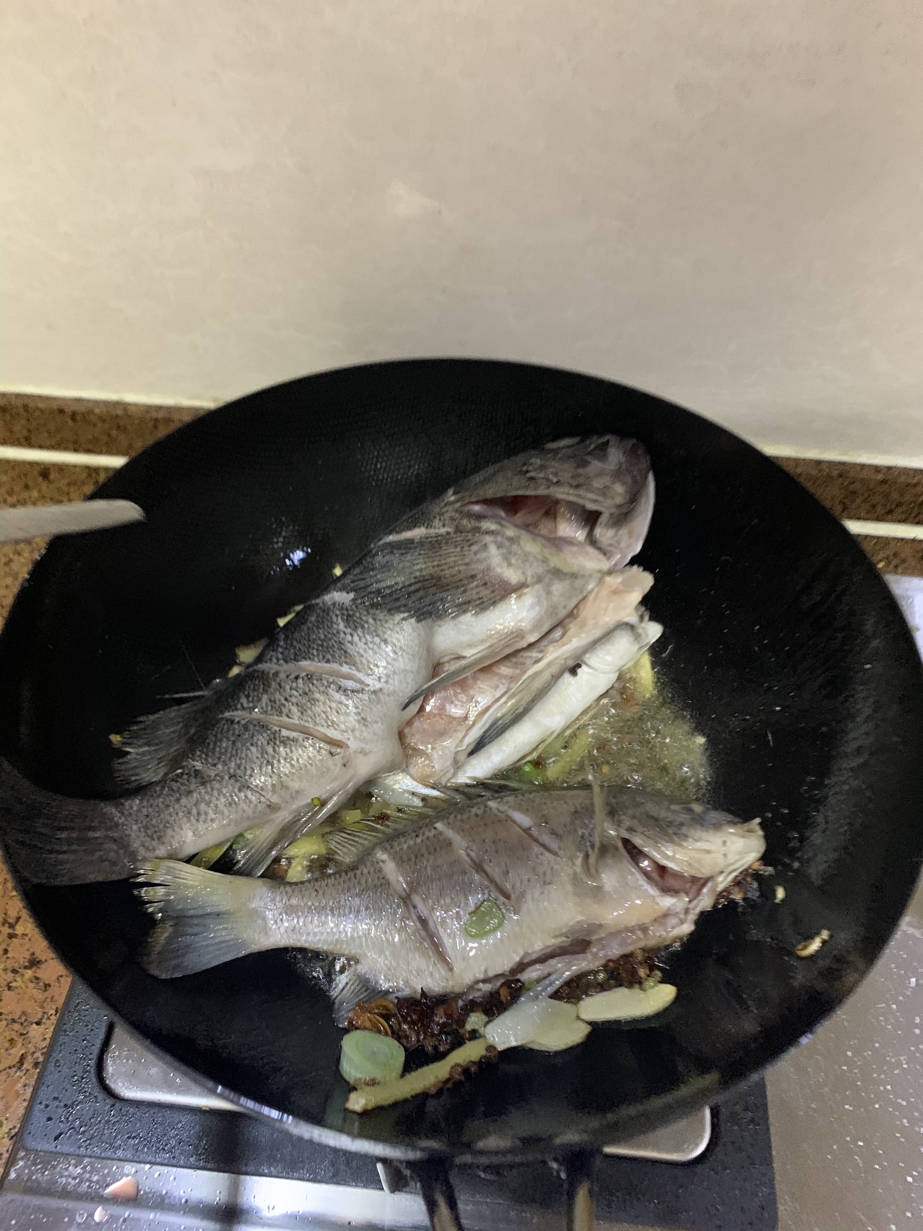 家常焖炉鱼，鲳鱼的做法 步骤4