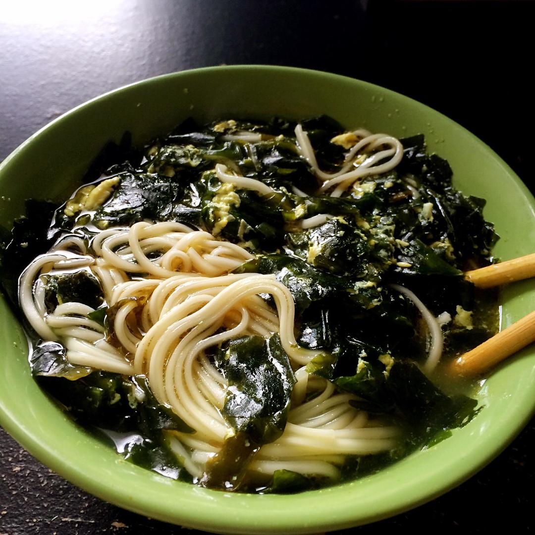 螺旋藻鸡蛋面的做法