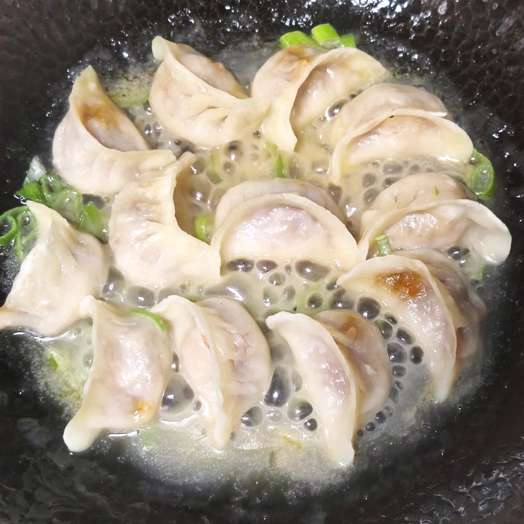 早餐来一锅香脆的生煎饺子