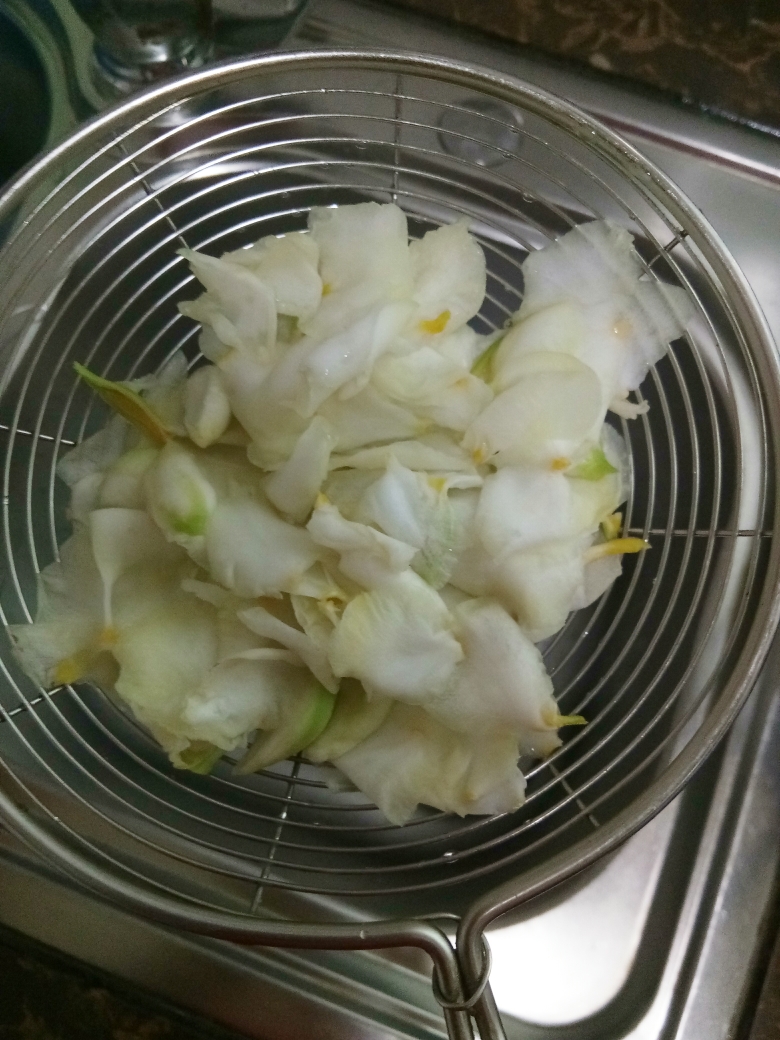栀子花炒韭菜的做法 步骤3