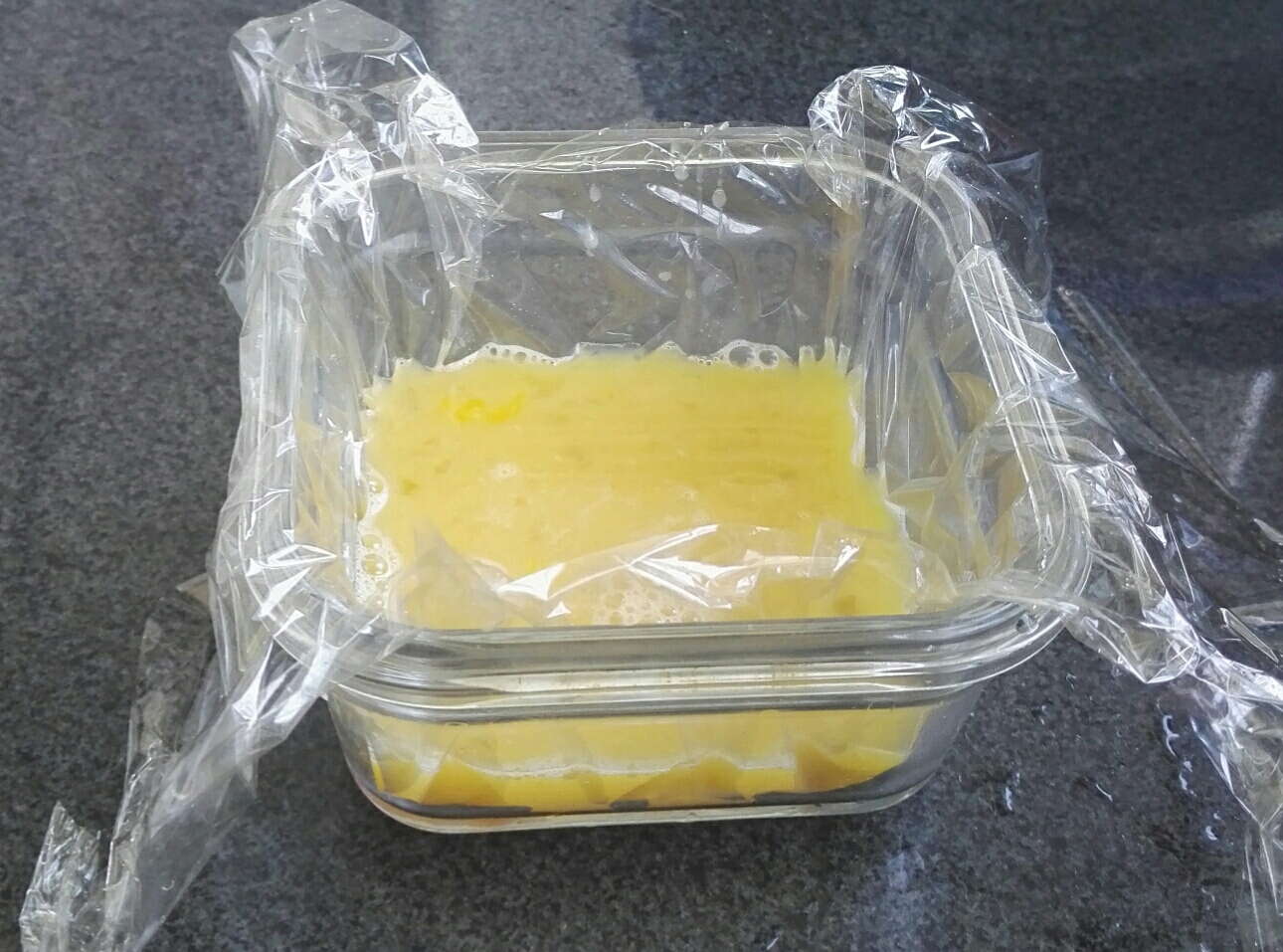 （一只咸蛋白大约38克）咸蛋白，把它消耗之一：蒸个蛋切块吃的做法 步骤4
