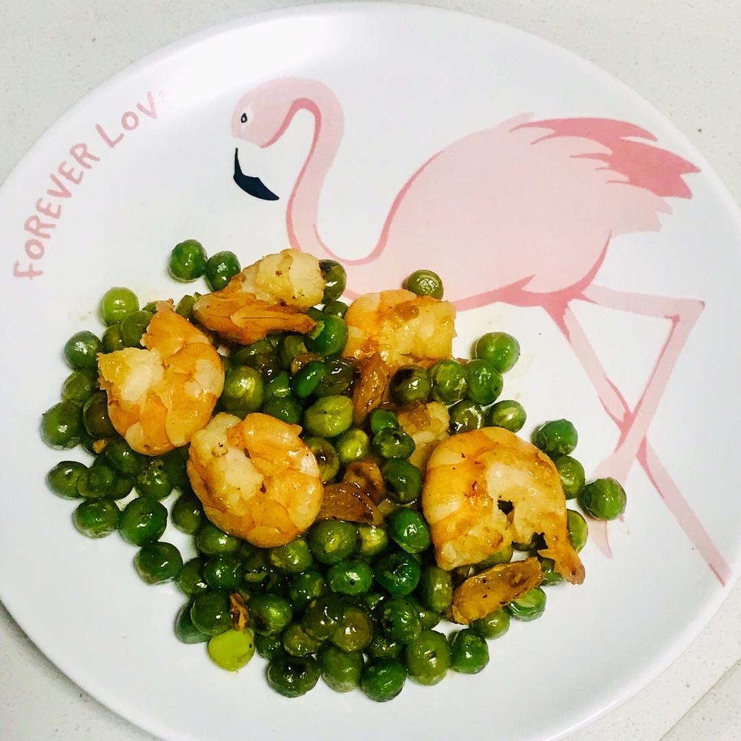 【虾仁炒青豆】
海虾个头比一般的虾要大一些，适当的加调料要腌制一下会更入味，时令青豆很是软糯口感甜甜的，两种食材结合一起很适合老小食用