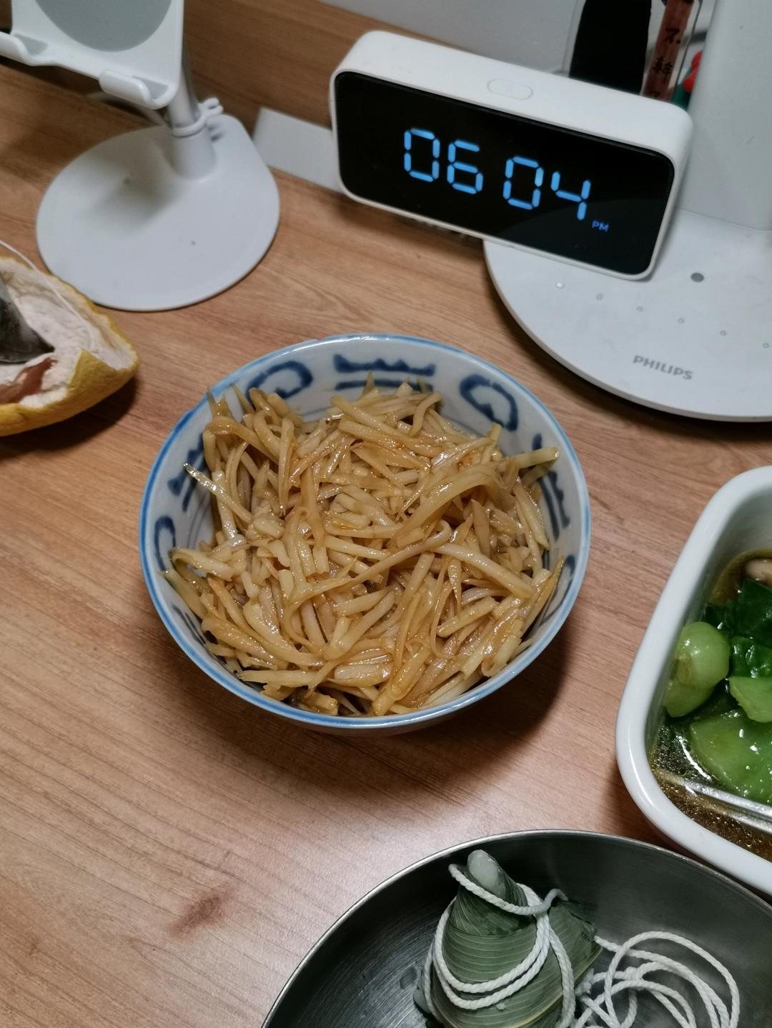 我妈的拿手菜！！炝拌藕丝！酸辣脆爽！