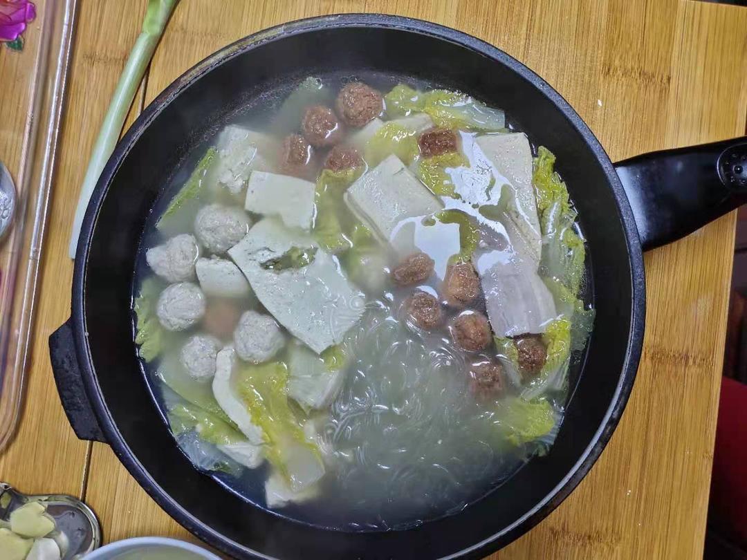 星期9不淘气做的熏白肉酥丸子酸菜什锦砂锅