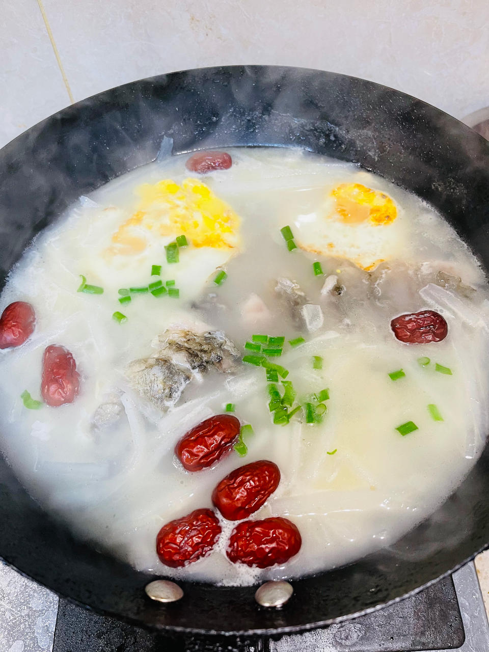 这样做的鲫鱼汤超好喝，奶白奶白的