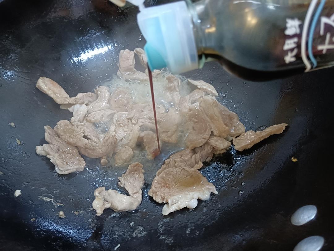 青椒木耳圆葱炒肉的做法 步骤2