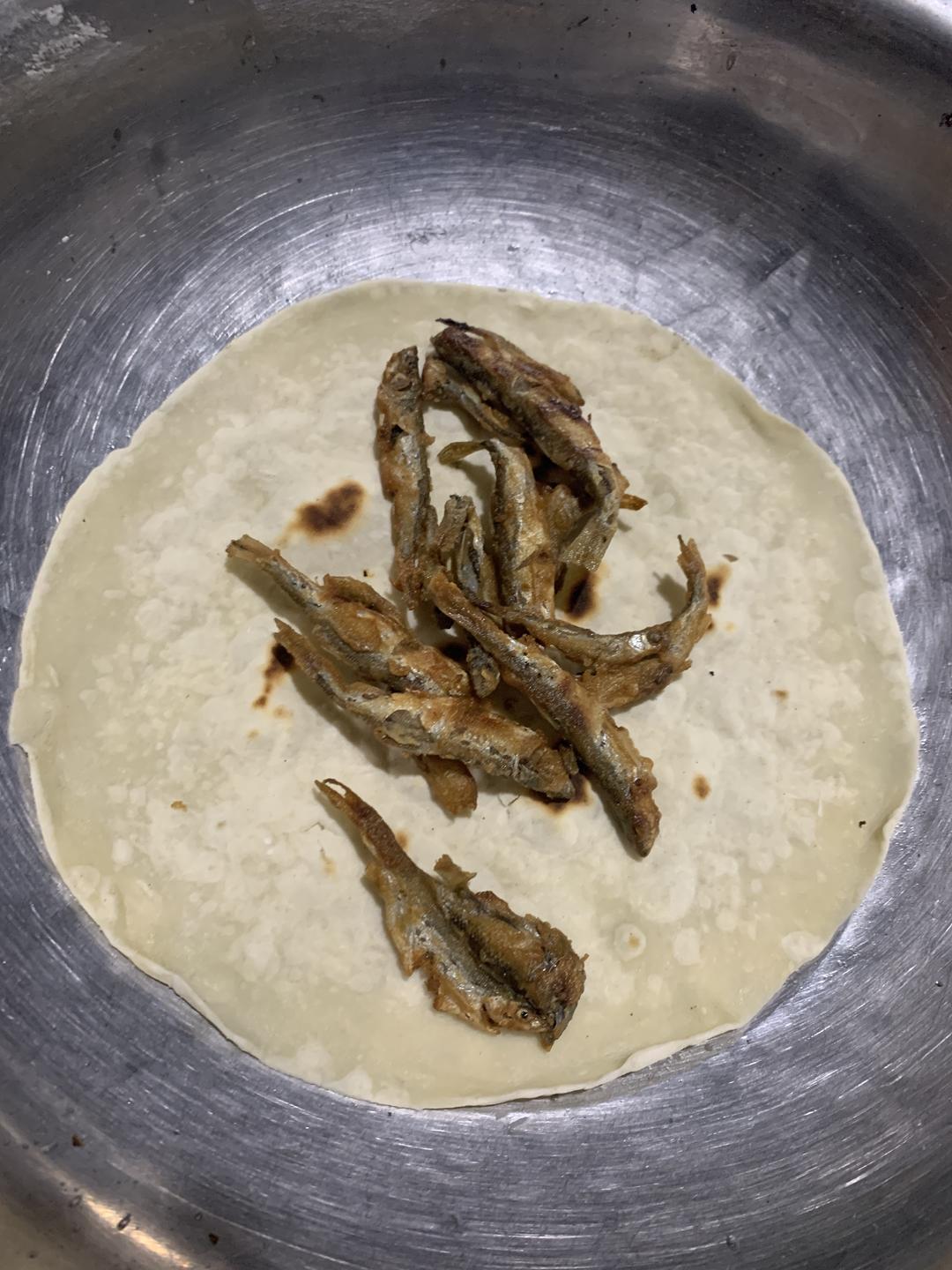 小鱼卷饼的做法